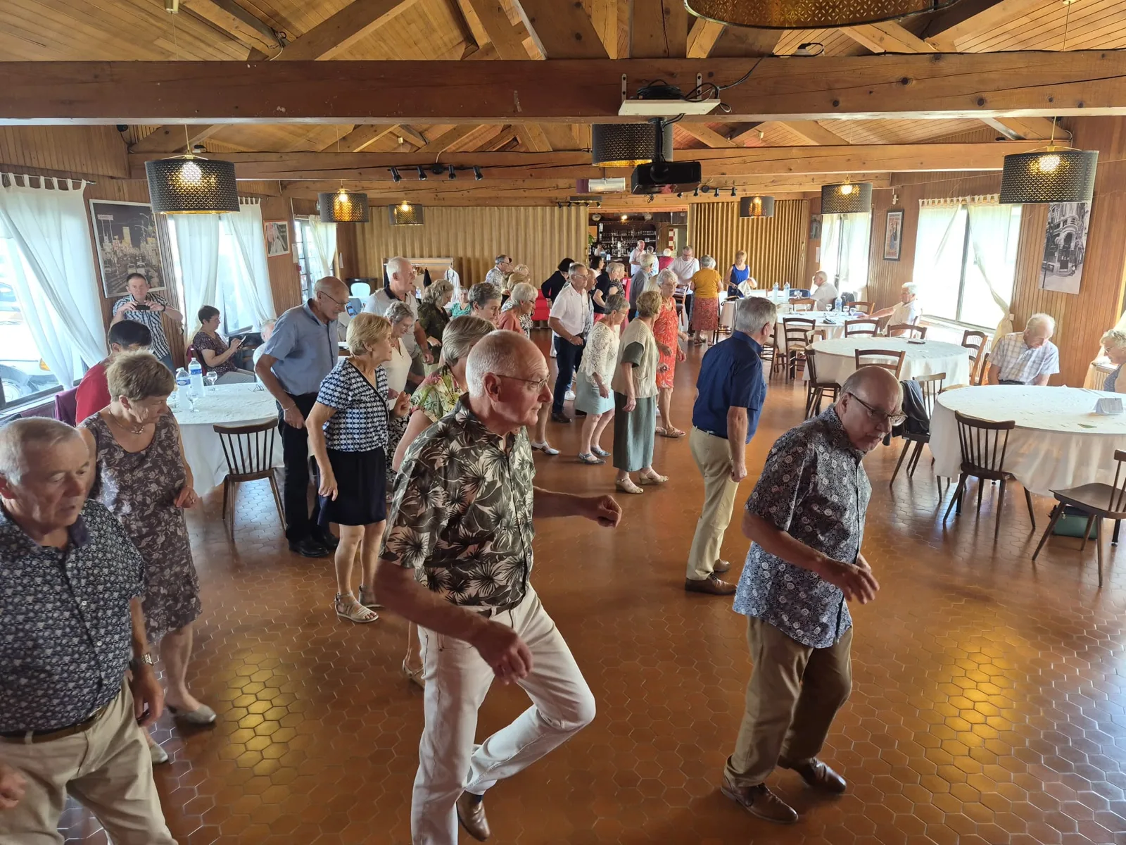 Le public danse lors d'une soirée d'Isabelle Rogez