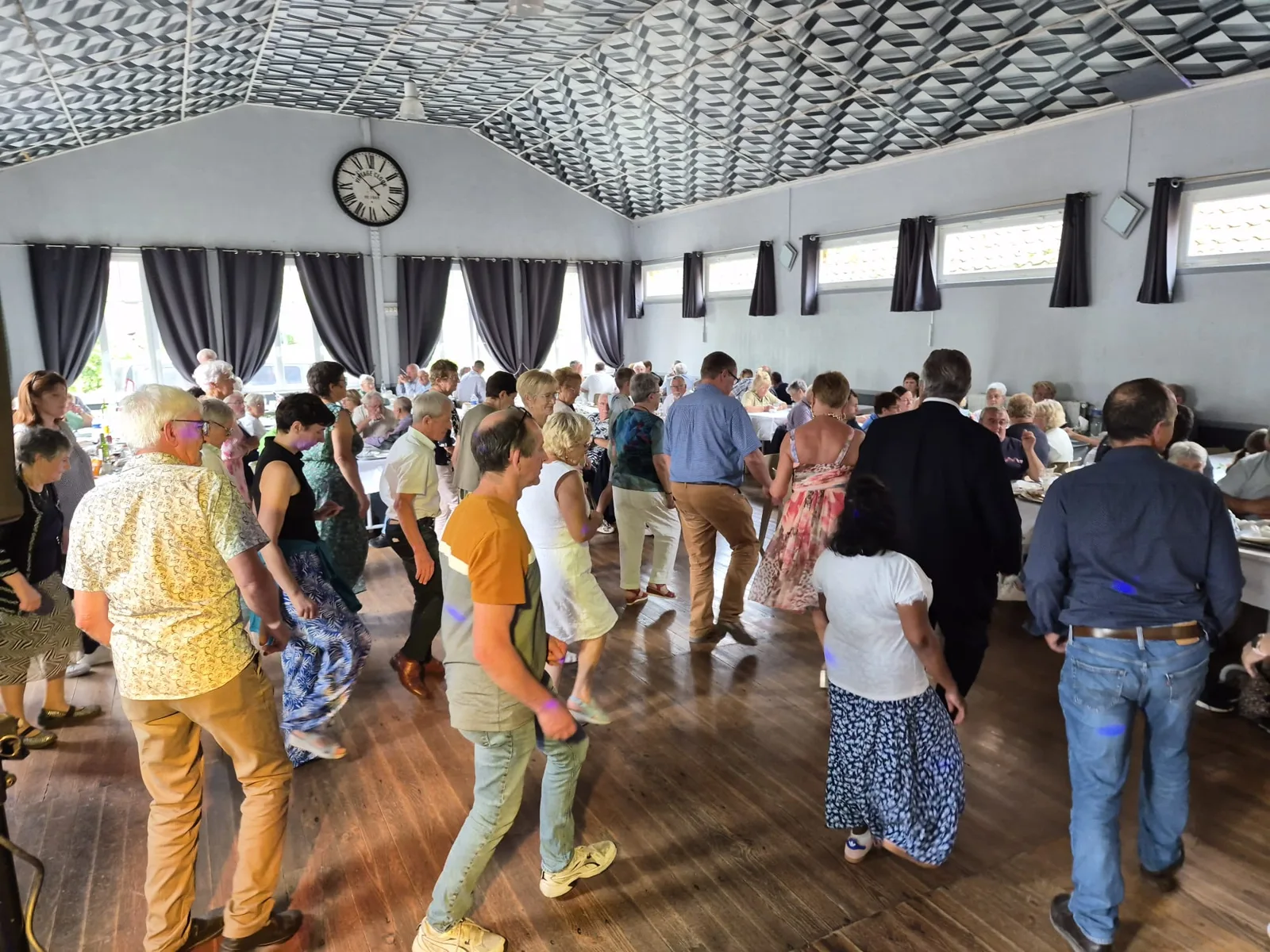 Salle pleine de danseurs pendant une soirée d'Isabelle Rogez