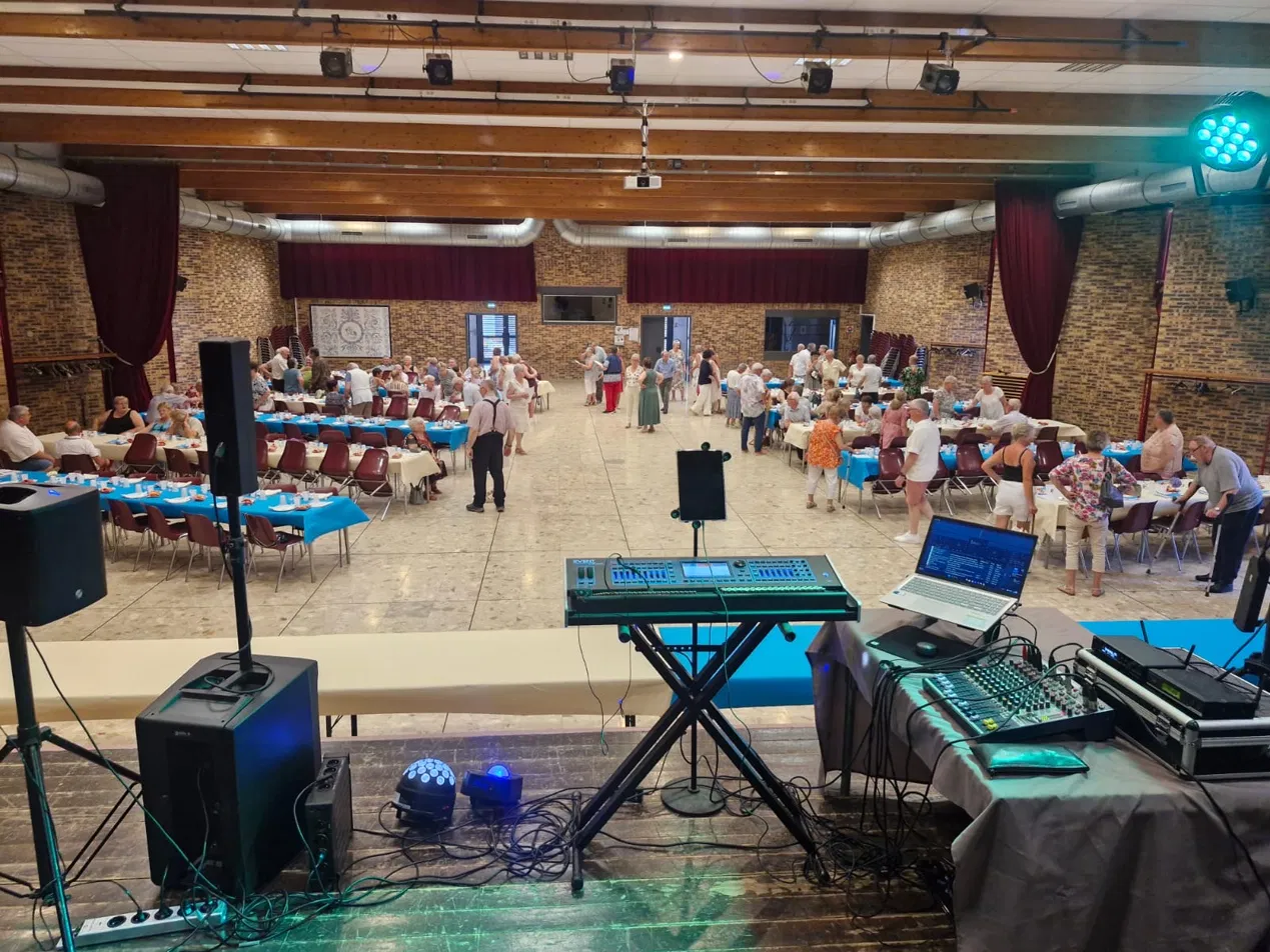 Isabelle Rogez en régie lors d'une soirée dansante, salle des fêtes comble